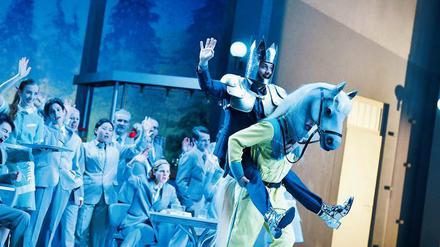 Das Glück dieser Erde. Aus Liebe zu Don Quichotte (Alex Esposito) gibt Sancho Pansa (Seth Carico) den Gaul.