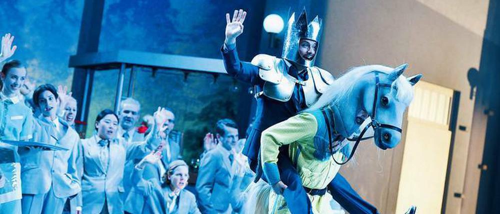 Das Glück dieser Erde. Aus Liebe zu Don Quichotte (Alex Esposito) gibt Sancho Pansa (Seth Carico) den Gaul.
