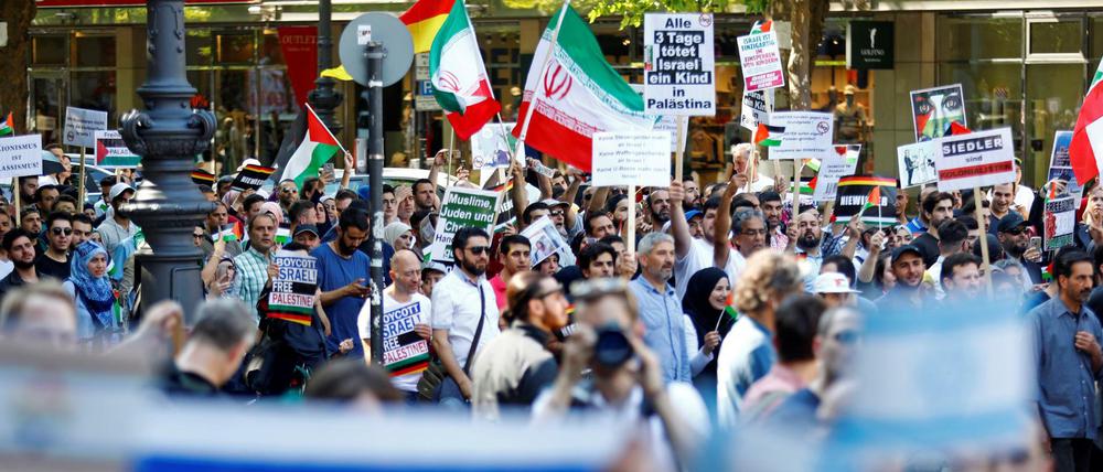 Teilnehmer des israelfeindlichen "Al-Quds-Marschs" 2018 und pro-israelische Gegendemonstranten.