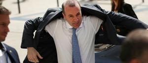 Muss sich warm anziehen: Manfred Weber (M), Spitzenkandidat der Europäischen Volkspartei (EVP), in Brüssel. 
