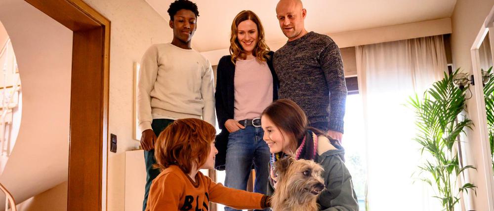 Theo Fankhauser (David Grüttner, l.) stellt Familienhund Fredo dem Rest der Familie vor.