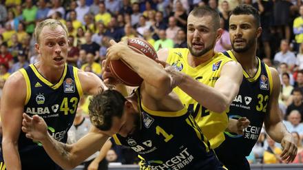 Mitten im Getümmel: Alba Berlin (dunkle Trikots, v.l.n.r. Luke Sikma, Joshiko Saibou und Johannes Thiemann) startet in die Play-off-Halbfinalserie gegen Oldenburg mit einem Sieg.