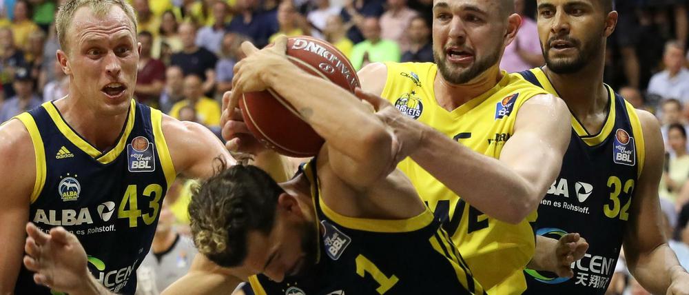 Mitten im Getümmel: Alba Berlin (dunkle Trikots, v.l.n.r. Luke Sikma, Joshiko Saibou und Johannes Thiemann) startet in die Play-off-Halbfinalserie gegen Oldenburg mit einem Sieg.