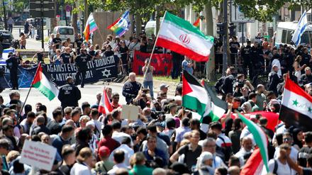 Antisemitismus unterbinden. Teilnehmer der Gegendemonstration des Antifaschistischen Bündnisses. 