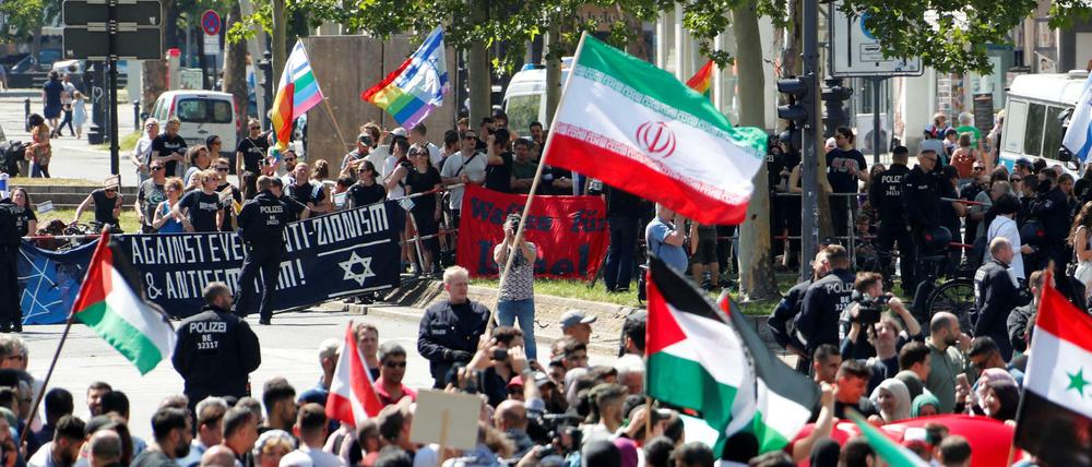 Antisemitismus unterbinden. Teilnehmer der Gegendemonstration des Antifaschistischen Bündnisses.