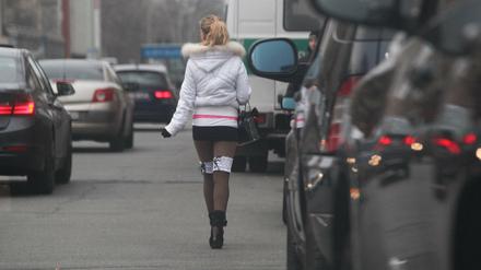 Eine Prostituierte auf dem Straßenstrich in der Kurfürstenstraße.
