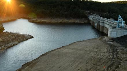 Ebbe im Staudamm nahe Sydney.
