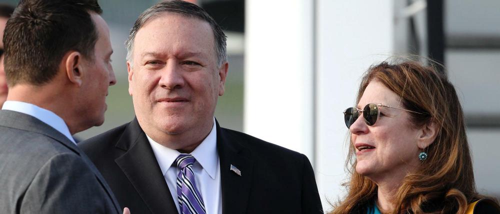 US-Botschafter Richard Grenell (links) empfing am Freitagmorgen Mike Pompeo und dessen Frau Susan auf dem Flughafen Berlin-Tegel.