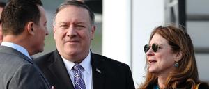 US-Botschafter Richard Grenell (links) empfing am Freitagmorgen Mike Pompeo und dessen Frau Susan auf dem Flughafen Berlin-Tegel.