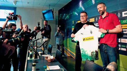 Willkommen. Borussias Sportdirektor Max Eberl stellt den neuen Trainer Marco Rose (rechts) vor. 