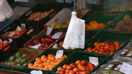 Ein Obst- und Gemüsestand, an dem noch Plastikbeutel für die Einkäufe genutzt werden. 