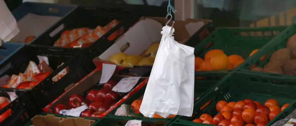 Ein Obst- und Gemüsestand, an dem noch Plastikbeutel für die Einkäufe genutzt werden. 