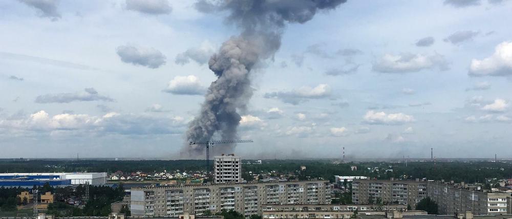 Eine Rauchwolke steigt über der russischen Stadt Dserschinsk auf.