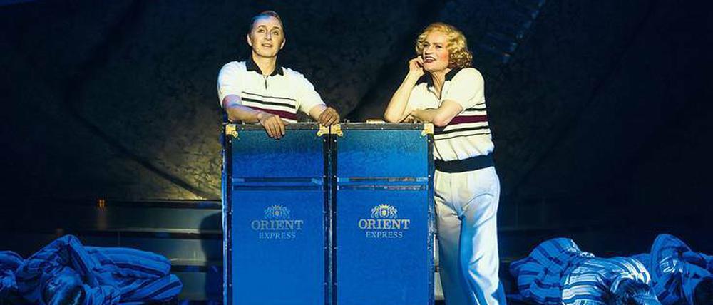 Tobias Bonn (als Gjurka Karoly) und Christoph Marti als Roxy (rechts)