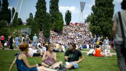 Der Mauerpark ist besonders am Wochenende ein beliebtes Ausflugziel für Einheimische und Touristen. 
