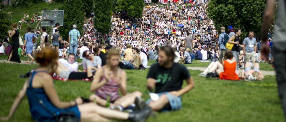Der Mauerpark ist besonders am Wochenende ein beliebtes Ausflugziel für Einheimische und Touristen. 