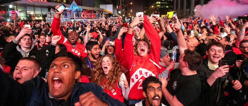 Auf dem "Jurassic Park" genannten Platz vor der Halle in Toronto fiebern Tausende Fans mit den Raptors mit. 