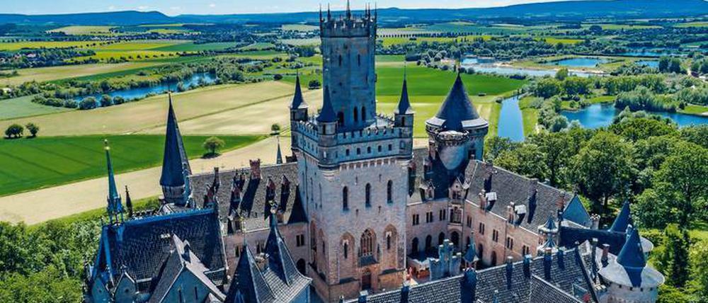 Georg V. schenkte seiner Frau Marie zum 40. Geburtstag einen Berg, auf der sie sich die Marienburg in zehn Jahren bauen lassen durfte.