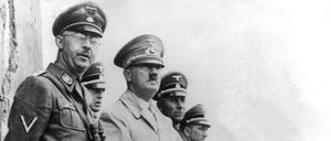 Tyrannen bei der Arbeit. Hitler und Himmel beobachten ein Flugmanöver. Auch ihre Kindheiten werden im Buch untersucht.