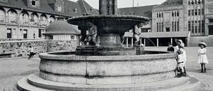 Der Westen hat sein eigenes Hellerau. Schatzgräberbrunnen von Joseph Enseling auf der Margarethenhöhe, Essen, ca. 1912.