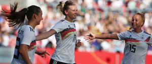 Der Anfang ist gemacht. Alexandra Popp (Mitte) erzielte das erste Tor für das deutsche Team.