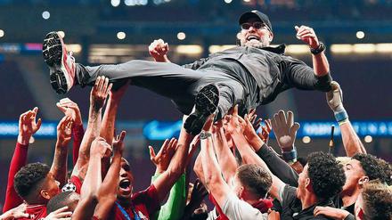 Hoch soll er leben. Jürgen Klopp wurde von seiner Mannschaft auf die ganz klassische Art gefeiert.