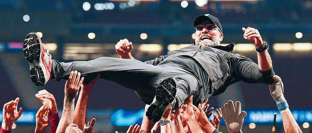 Hoch soll er leben. Jürgen Klopp wurde von seiner Mannschaft auf die ganz klassische Art gefeiert.