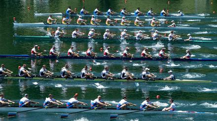 Zug um Zug: Der Deutschland-Achter (drittes Boot von oben) mit Christopher Reinhardt sorgt für Wirbel.