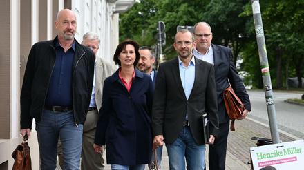 Carsten Meyer-Heder (l), Spitzenkandidat der CDU, Yvonne Averwerser, stellvertretende Landesvorsitzende, und Thomas Röwekamp, CDU-Fraktionsvorsitzender, kommen zur Parteizentrale der Grünen, um erste Sondierungsgespräche über die Bildung einer Koalitionsregierung zu führen.