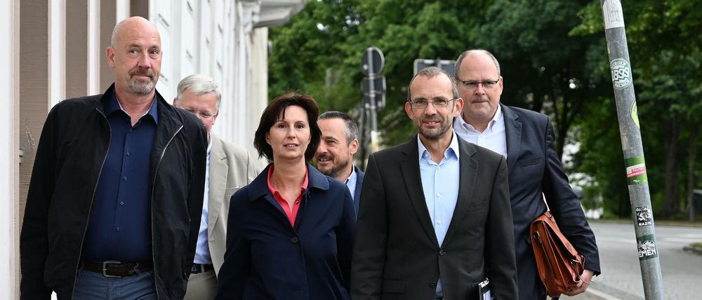 Carsten Meyer-Heder (l), Spitzenkandidat der CDU, Yvonne Averwerser, stellvertretende Landesvorsitzende, und Thomas Röwekamp, CDU-Fraktionsvorsitzender, kommen zur Parteizentrale der Grünen, um erste Sondierungsgespräche über die Bildung einer Koalitionsregierung zu führen.