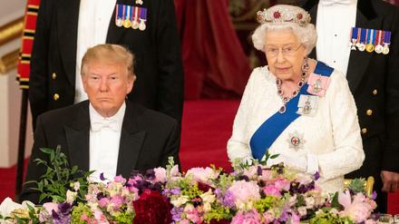 Versucht Donald Trump hier etwa krampfhaft, seine Augen aufzuhalten? Im Video sieht man, wie ihm die Augen zufallen. 