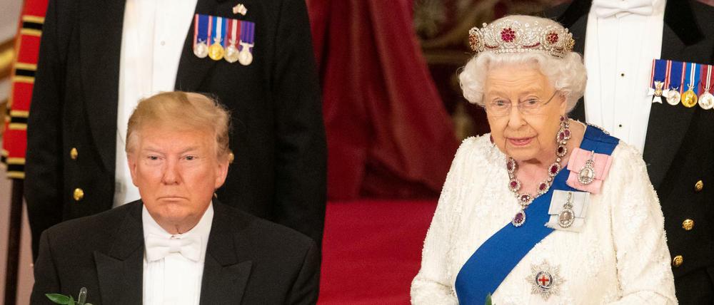 Versucht Donald Trump hier etwa krampfhaft, seine Augen aufzuhalten? Im Video sieht man, wie ihm die Augen zufallen.