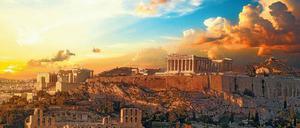 Athen, Wiege der Demokratie, hier der Blick auf die abendliche Akropolis. Griechische Philosophie prägte das Denken an den Hochschulen in ganz Europa – deren älteste in Prag und Krakau liegen.
