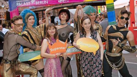 In Sommerlaune. Künstler des Friedrichstadt-Palastes stimmten die Gäste auch im vergangenen Sommer beim Hoffest des Regierenden Bürgermeisters im Roten Rathaus ein. 