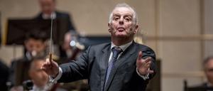 Er bleibt Chef. Daniel Barenboim wird bis 2027 als Generalmusikdirektor der Staatsoper Unter den Linden amtieren.
