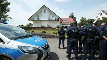 Polizisten vor den Haus von Walter Lübcke.