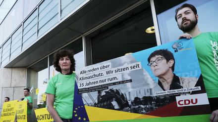 Grenpeace-Aktivisten protestieren vor dem Konrad-Adenauer-Haus gegen die Klimapolitik der CDU.