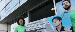 Grenpeace-Aktivisten protestieren vor dem Konrad-Adenauer-Haus gegen die Klimapolitik der CDU.