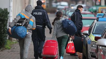 Abgelehnte Asylbewerber werden zum Transport zum Flughafen abgeholt.