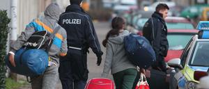 Abgelehnte Asylbewerber werden zum Transport zum Flughafen abgeholt.