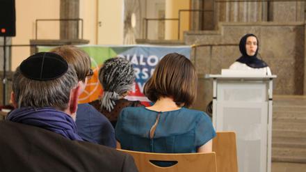 Interreligiöse Konferenz. Vertreter verschiedener Religionen sollen miteinander insd Gespräch kommen. 
