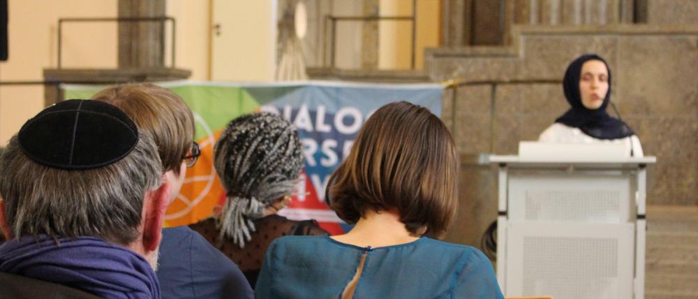 Interreligiöse Konferenz. Vertreter verschiedener Religionen sollen miteinander insd Gespräch kommen. 