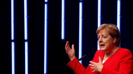 Die deutsche Industrie hat der Bundesregierung ein mieses Zeugnis ausgestellt. Kanzlerin Merkel griff ihrerseits die Industrie an.