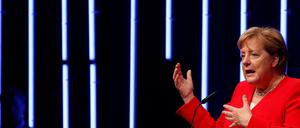 Die deutsche Industrie hat der Bundesregierung ein mieses Zeugnis ausgestellt. Kanzlerin Merkel griff ihrerseits die Industrie an.