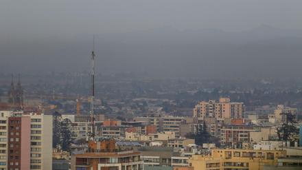 Smog hängt über der Hauptstadt von Chile. Die Regierung will bis weit vor 2050 eine Null-Emissions-Politik schaffen.