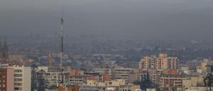Smog hängt über der Hauptstadt von Chile. Die Regierung will bis weit vor 2050 eine Null-Emissions-Politik schaffen.