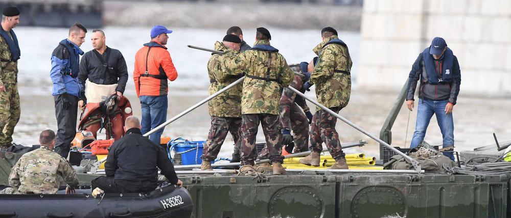 Ungarische Taucher und Techniker am Donnerstag auf Rettungsschiffen auf der Donau auf der Suche nach dem Sightseeing-Schiff. 