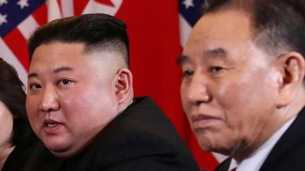 Vertreter der kommunistischen Partei Nordkoreas, Kim Yong Chol (rechts) zusammen mit Machthaber Kim Jong Un. 
