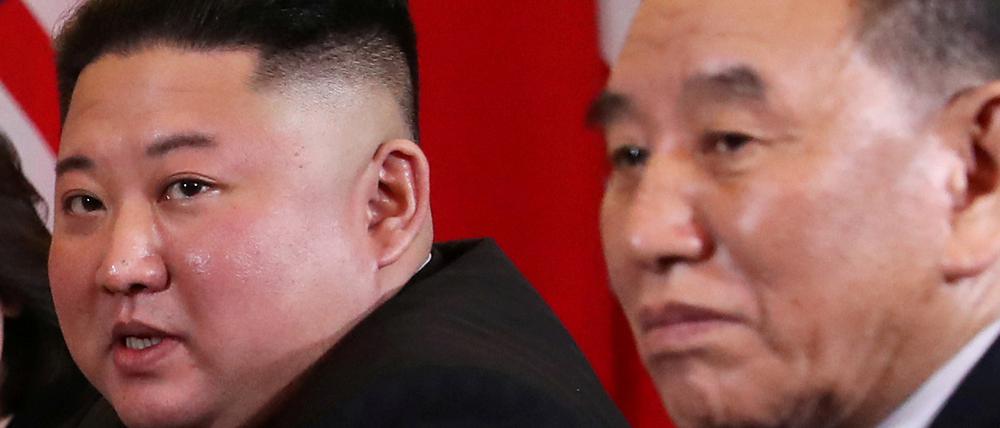 Vertreter der kommunistischen Partei Nordkoreas, Kim Yong Chol (rechts) zusammen mit Machthaber Kim Jong Un.
