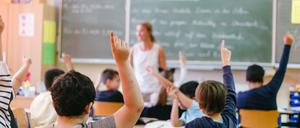 Eine Lehrerin im Unterricht (Symbolbild).